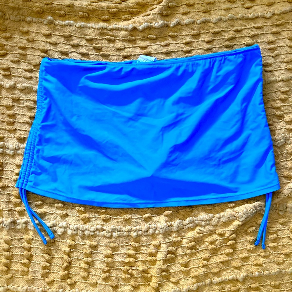 Cute swim skirt bottom, ruched on the sides . Size 16
